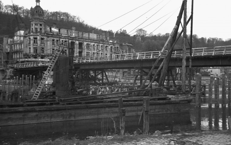 Dinant. Pont provisoire sur la Meuse.