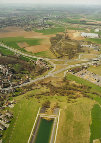 La Louvière. Houdeng-Aimeries. Canal à 1350 T, site du pont-canal, traversée de Bracquegnies.