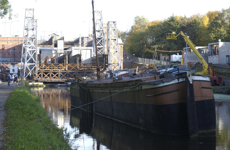 La Louvière. Houdeng-Goegnies. Canal du Centre. Ascenseur n°1. Réparations en cours des dommages occasionnés lors de l'accident de janvier 2002.