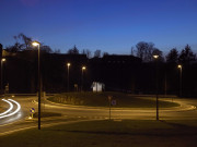 Ciney. Giratoire. "Les Bovidés", allée des Abattoirs. Vue de nuit.