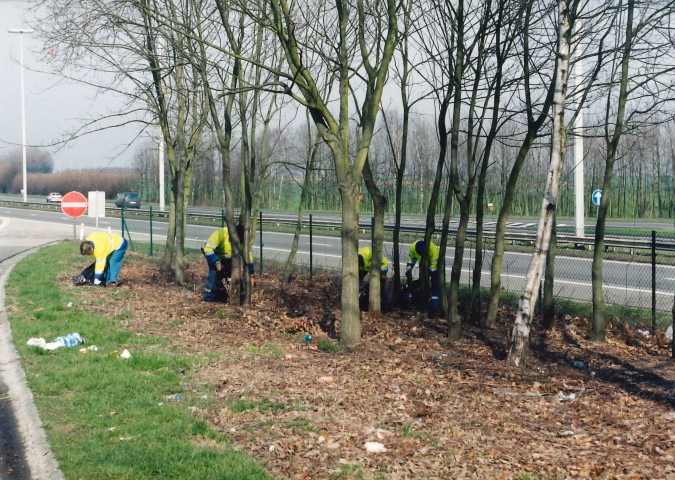 Fernelmont. Noville-les-Bois. Equipe verte en action sur l'aire de repos.