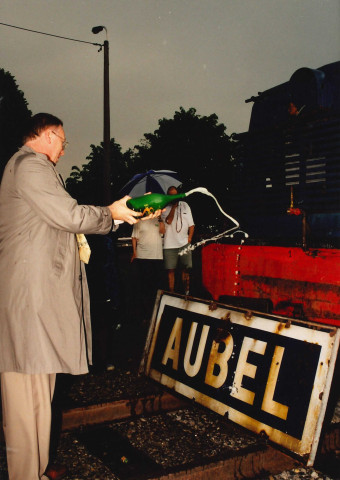 Aubel. Installation par M. Lebrun d'une locomotive à vapeur à l'emplacement de l'ancienne gare.