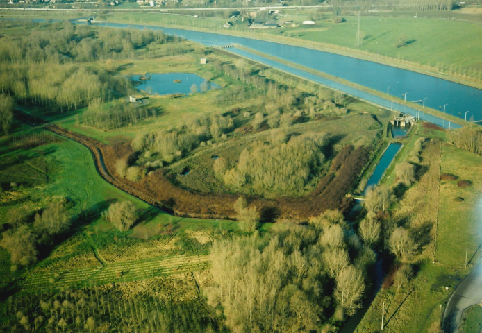 Mons. Obourg. Ecluse sur le canal du Centre.