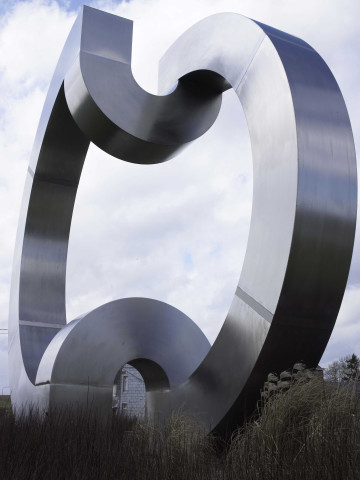 Marche-en-Famenne. Giratoire "du Carmel". Anneau en acier inox.