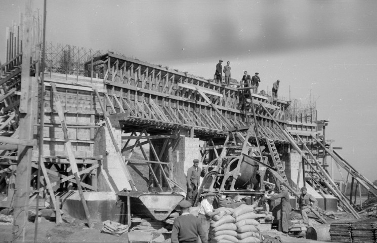 Afsnee. Construction du pont d'autoroute sur la Lys.