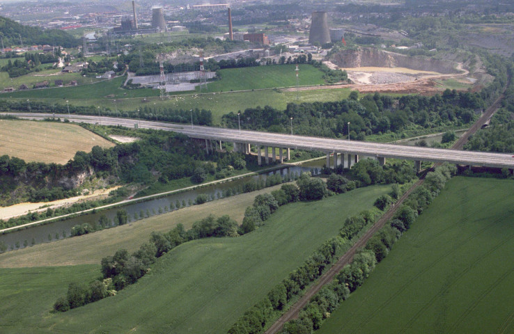 Montignies-le-Tilleul. Pont autoroutier du R 3 et ponts-rails.