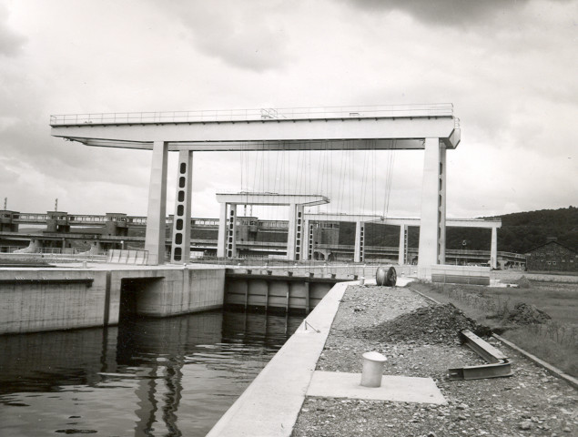 Construction du barrage éclusé d'Ampsin-Neuville