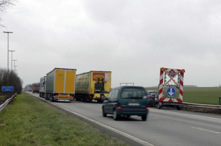 Villers-le-Bouillet. Chantier mobile du SIPP sur l'autoroute.