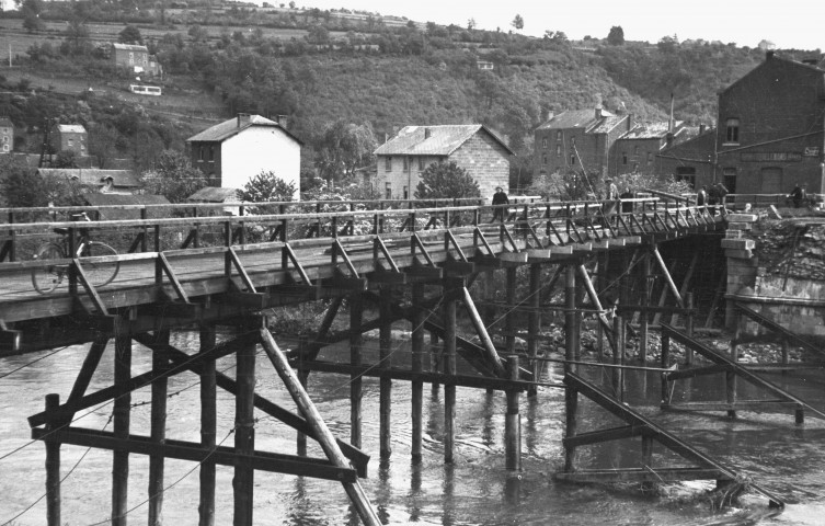 Comblain-au-Pont. Pont provisoire sur l'Ourthe (route n° 33 Liège-Vielsalm)..