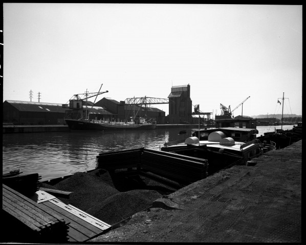 Liège. Vues de l'Île Monsin et du port pétrolier.