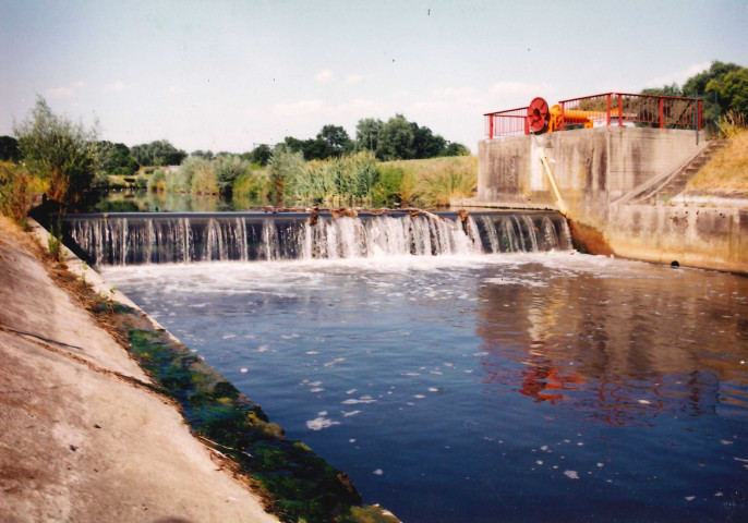 Mons. Obourg. Canal du Centre. Cimenterie.