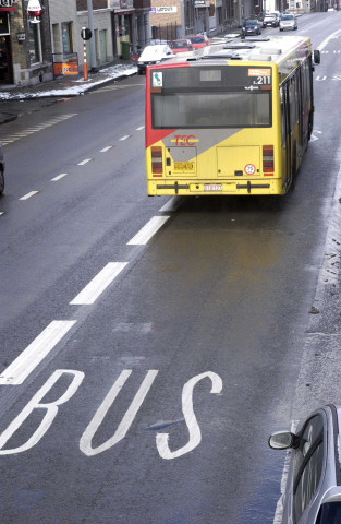 Liège. Grivegnée. Espace réservé aux bus et taxis.