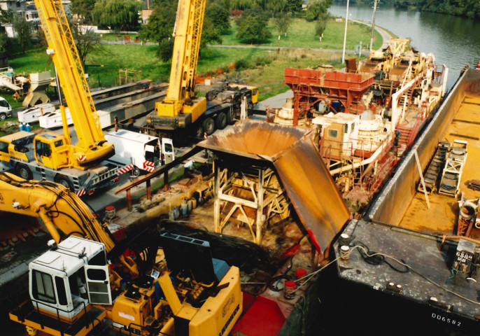 Hastière. Heer-Agimont. Montage d'une drague sur la Haute-Meuse.