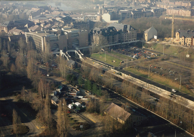 Ottignies-Louvain-la-Neuve. Cité universitaire, station SNCB et parking.