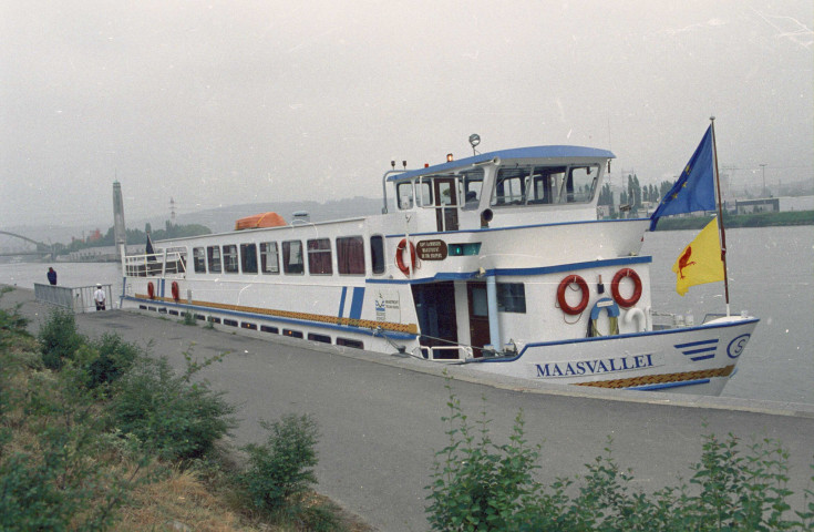 Lanaye. Visite, sur le Canal Albert, entre Liège et Lanaye, de la Commission parlementaire des Travaux publics du Conseil de la Région wallonne.