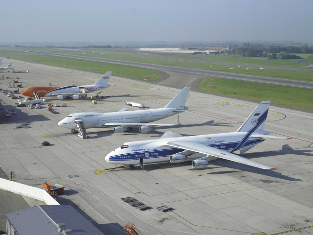 Grâce Hollogne. Aéroport de Bierset. Vues aériennes.