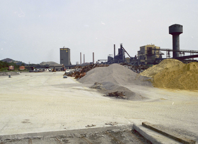 Dampremy. Activités industrielles sur le site du port autonome de Charleroi.