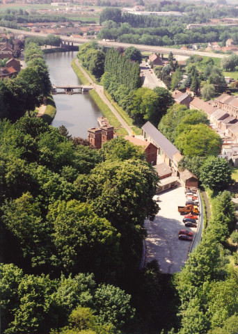 Canal du centre. Ouvrages d'arts et vieux ascenseurs sur l'ancien canal.