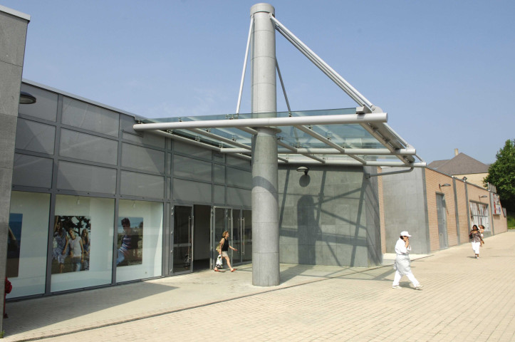 Ottignies-Louvain-la-Neuve. Esplanade. Commerces.