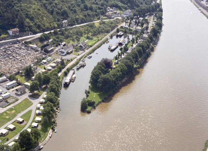 Bouvignes-sur-Meuse. Darse sur la Meuse.