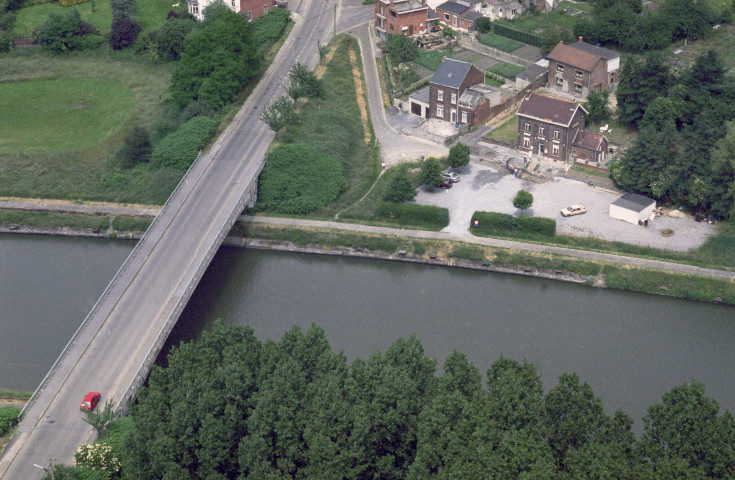 Luttre. Pont-route et passerelle.