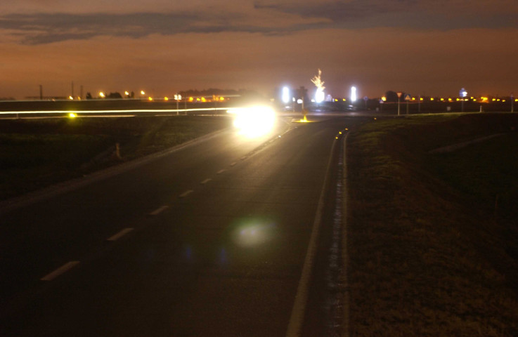 Waremme (Grand-Axe) et Geer (Hollogne-sur-Geer). RN69/637. Giratoire de la Sucrerie de nuit.
