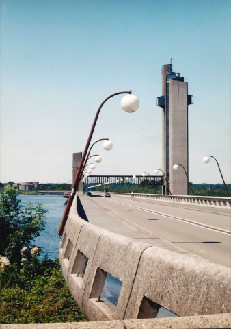 Froidchapelle. Boussu-lez-Walcourt. RN589A. Passage de la route sur le barrage. Luminaires. Tour panoramique.