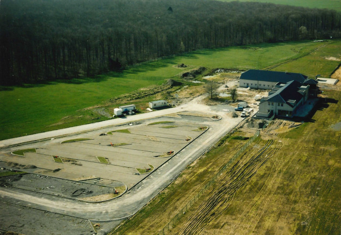 Cerfontaine. Futur aérodrôme. Infrastructures. Bâtiments et futurs parkings.