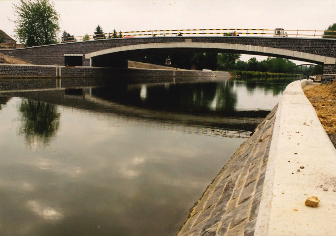 Merbes-le-Château. Phase de finition des abords du pont-route sur la Haute-Sambre. Asphaltage.