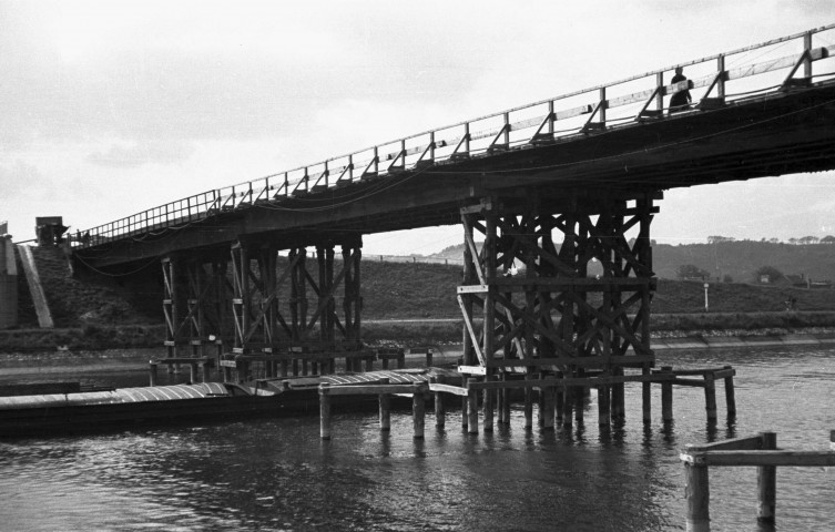 Haccourt. Pont provisoire sur le Canal Albert.