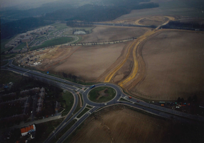 Ottignies-Louvain-la-Neuve. Quartier de Louzelle, giratoire, aménagement de la route, échangeur avec l'E 411.