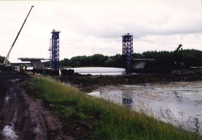 La Louvière. Houdeng-Aimeries. Pont-canal du Sart. Mise sous eau de l'ouvrage d'art.
