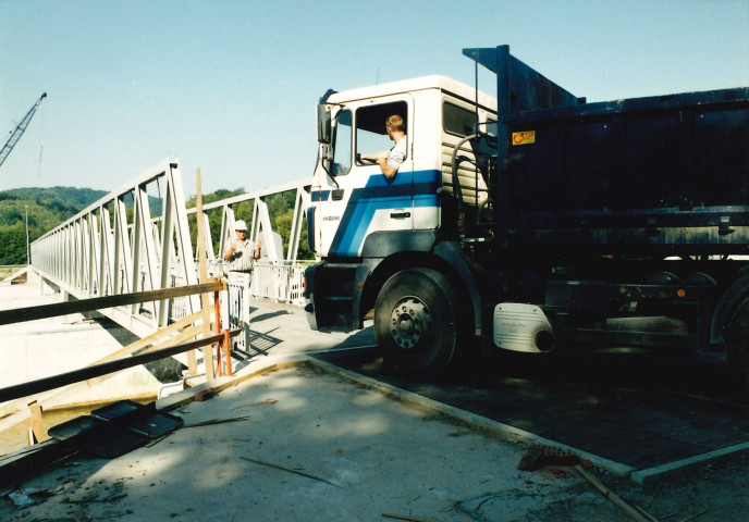 Hastière. Mise en charge de la passerelle du barrage-écluse n°1 sur la Haute-Meuse.