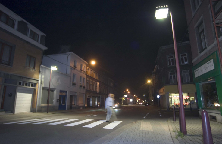 Verviers. Vues de nuit de giratoires et de trottoirs.