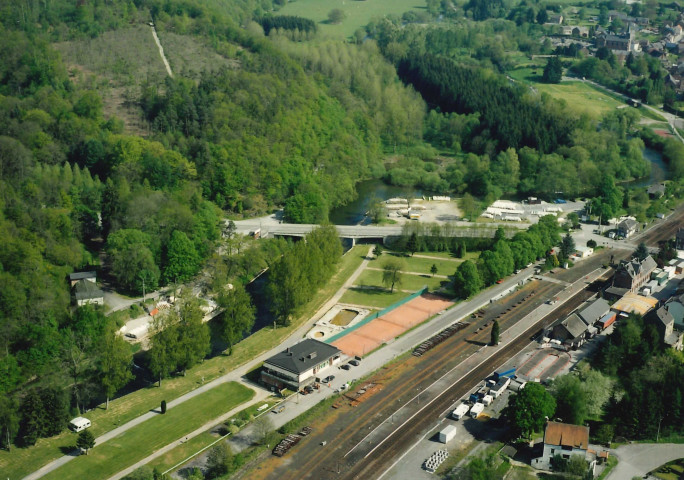 Houyet. Gare SNCB et rivière de la Lesse.