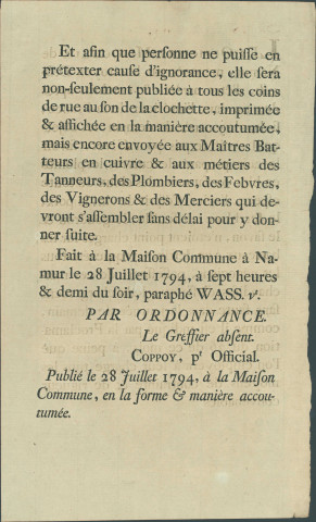 Annonce des officiers municipaux de Namur, menacés d'être arrêtés et conduits en France si les marchandises (cuir, cuivre, acier...) demandées par le citoyen Delecolle ne sont pas chargées sur les bateaux le 29 juillet 1794 au plus tard. Corporations concernées. Signé Coppoy.