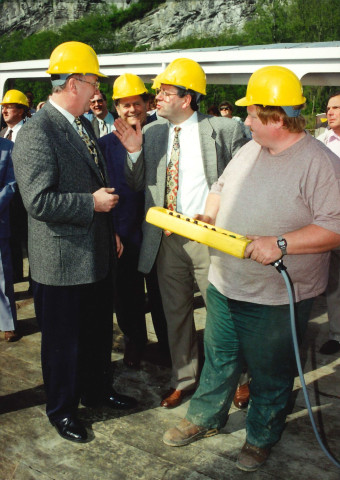 Hastière. Waulsort. Inauguration. Pose de la première palplanche du nouveau barrage-écluse.