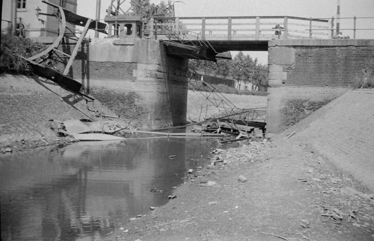 Courcelles. Destruction du pont de la Ferté sur le Canal de Bruxelles-Charleroi.