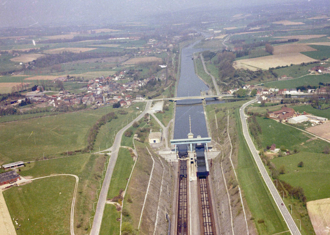 Ronquières. Canal Bruxelles-Charleroi.