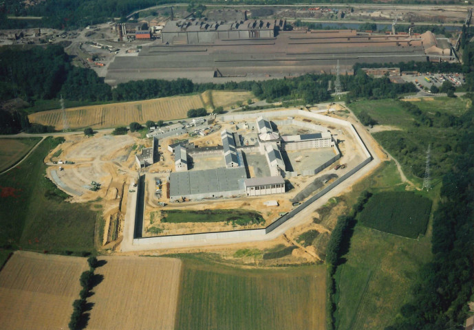 Tubize. Ittre. Vues aériennes de la construction de la prison.