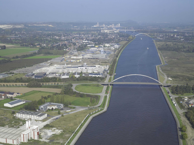 Oupeye. Canal Albert. Port de Hermalle-Haccourt.