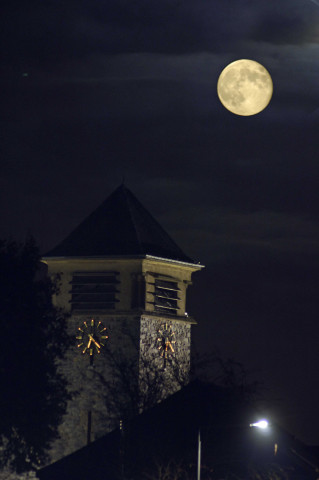 Vaux-sur-Sure. Photographies de la Lune.