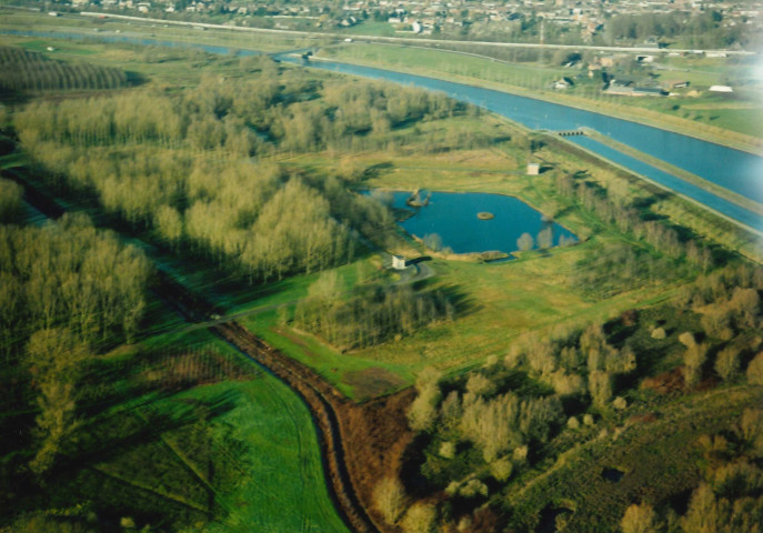 Mons. Obourg. Ecluse sur le canal du Centre.
