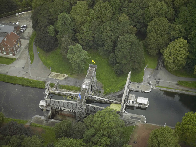 La Louvière. Houdeng-Aimeries. Vues aériennes du canal du Centre.