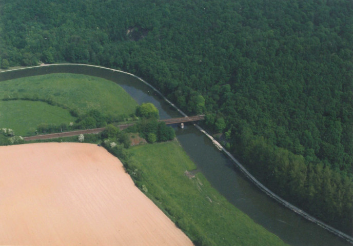 Fontaine-l'Evêque. Sambre, pont-rail n°12.