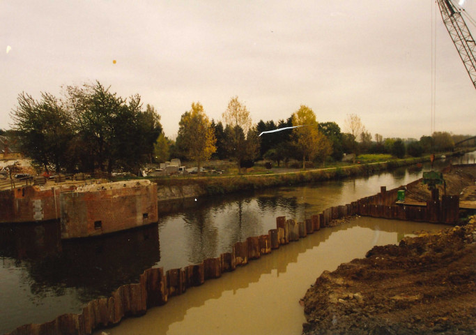 Merbes-le-Château. Début du nouveau perré aval rive droite.