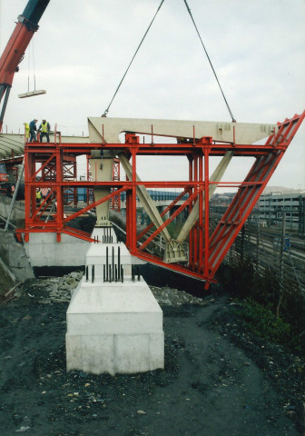 Liège. Guillemins. Chantier n°1bis du TGV. Montage du pont-route d'accès aux parkings.