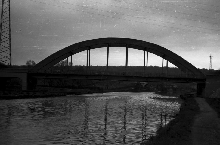 Auvelais-Grogneaux. Pont-route Auvelais-Tamines sur la Sambre.