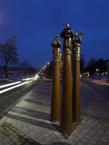 Huy. Centre-ville. Quai Dautrebande. Giratoire "Les Initiés". Thèmes "Terre, air et eau" de nuit.