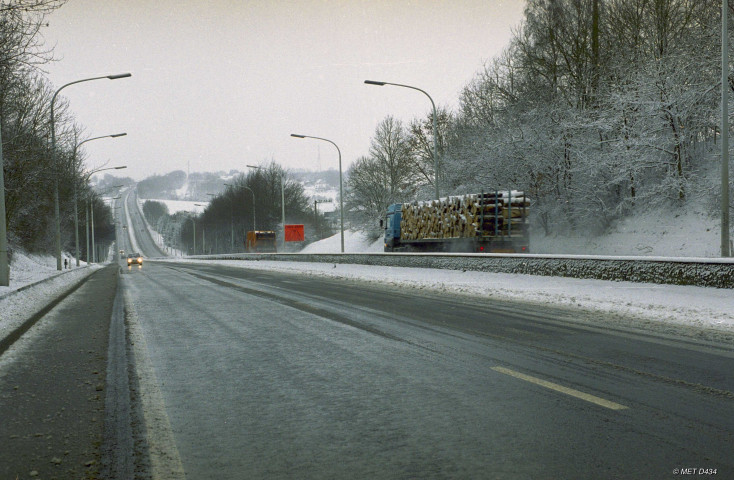 Hamois. Natoye. Service d'hiver. Route communale enneigée.